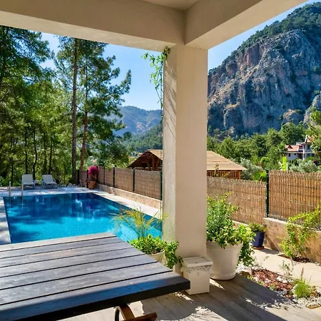 Charming Large Villa. Ideal For Family Breaks גוג'ק