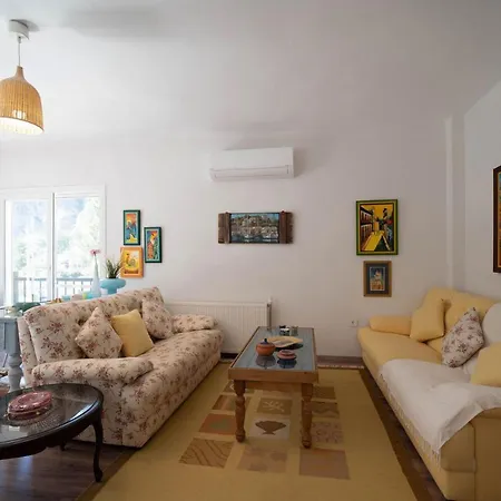 וילה Charming Large Villa. Ideal For Family Breaks
